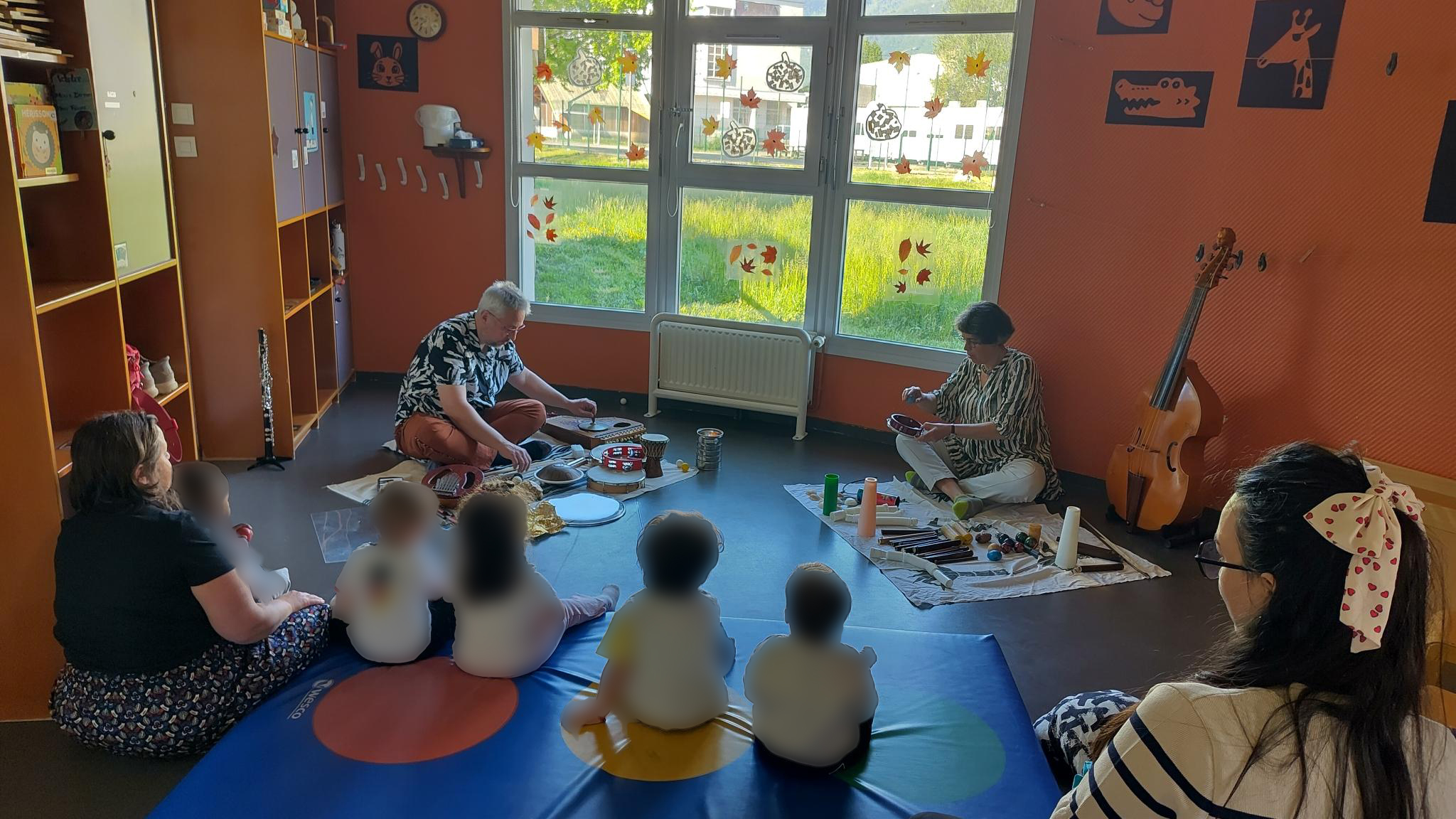 Être là avec les artistes ; écouter. Puis faire tout seul. Puis faire ensemble.